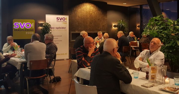 Leerlingen van SVO Houten trakteren vrijwilligers op diner