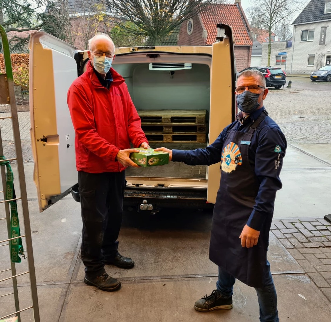 Klanten AH Oude Dorp doneerden 25 vega pakketten Voedselbank Houten