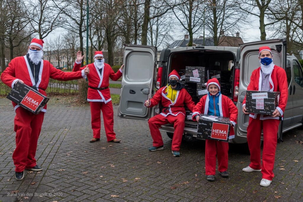 Kerstpakketten Voor Vrijwilligers Gedoneerd Door Rotary Houten Voedselbank Houten 7741